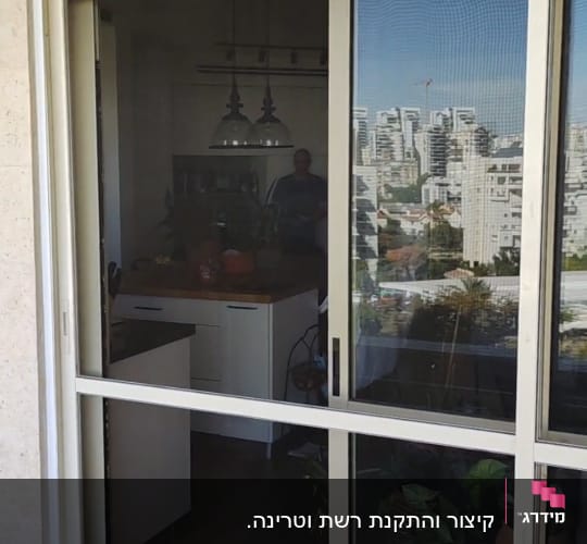 תריסים לבנים על חלון זכוכית גדול
